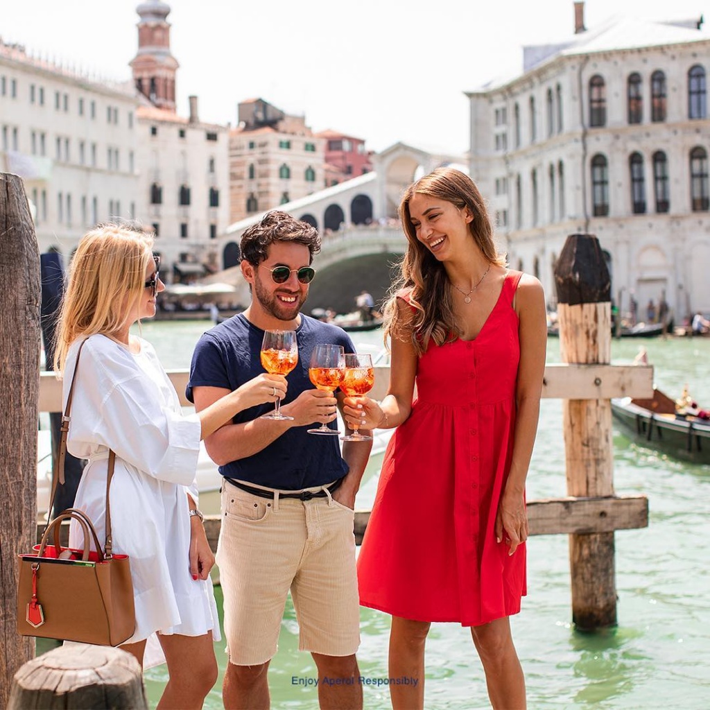 Как сделать шприц Апероль: все о самом популярном напитке последних лет aperolspritzofficial_43913483_571516046619482_7302782533557265095_n
