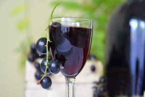 Приготовьте напиток из смородины Настойка из черной смородины